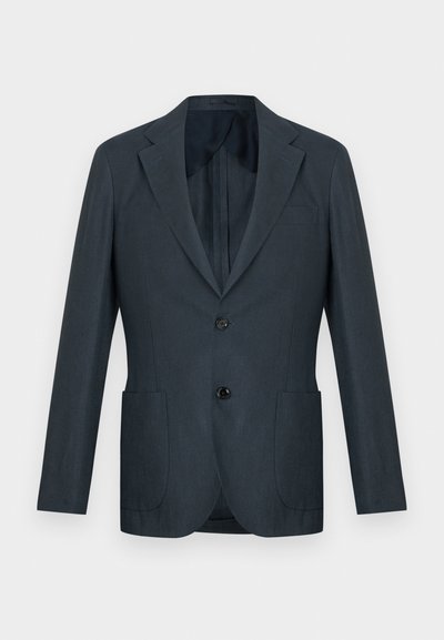 Σκούρο γκρι ανδρικό σακάκι με δύο κουμπιά, γιακά με εγκοπές, δύο μπροστινές τσέπες ραμμένες εξωτερικά και μία τσέπη στο στήθος, απεικονιζόμενο σε απλό φόντο.