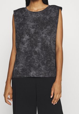 Mouwloze top van zacht zwart materiaal met een subtiele gemarmerde textuur. Heeft een ronde hals en een rechte snit.