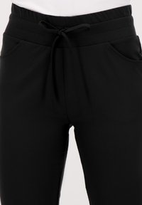 JE M'APPELLE PERFECTE TRAVEL - Broek - zwart