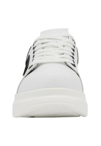 Sneaker bianco con tomaia in pelle liscia, punta rotonda, dettagli neri sui lati e lacci bianchi piatti. Suola in gomma leggera.