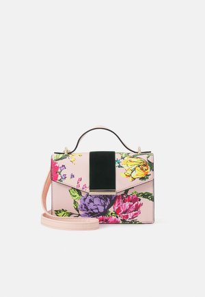 Sac à main rectangulaire rose avec imprimé floral violet, rouge et jaune, fermoir noir à l'avant, poignée supérieure et bandoulière amovible sur fond blanc.