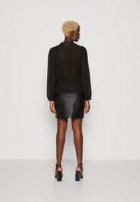 VILA VIDOBBA V NECK - Camicetta - black