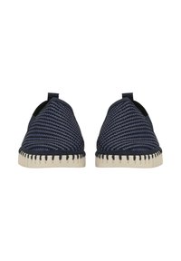 Marineblauwe geweven instappers met elastische zijkanten en een gestructureerde bovenkant. Witte rubberen zool met decoratieve stiksels langs de rand.