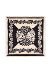 Écharpe en soie présentant un fond bleu marine foncé avec des motifs floraux blancs, bordée de rayures crème contrastantes et de détails complexes.