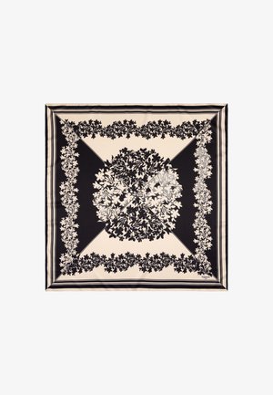 Silkeskærf med en mørk marineblå baggrund og hvide blomsterprint, kantet med kontrasterende cremefarvede striber og indviklede detaljer.