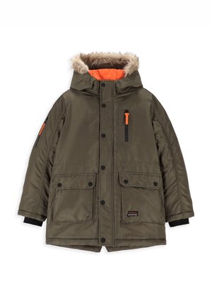 Parka d’hiver vert olive avec capuche bordée de fourrure, doublure intérieure orange, boutons-pression noirs, poches zippées devant et aux manches, et poches à rabat.