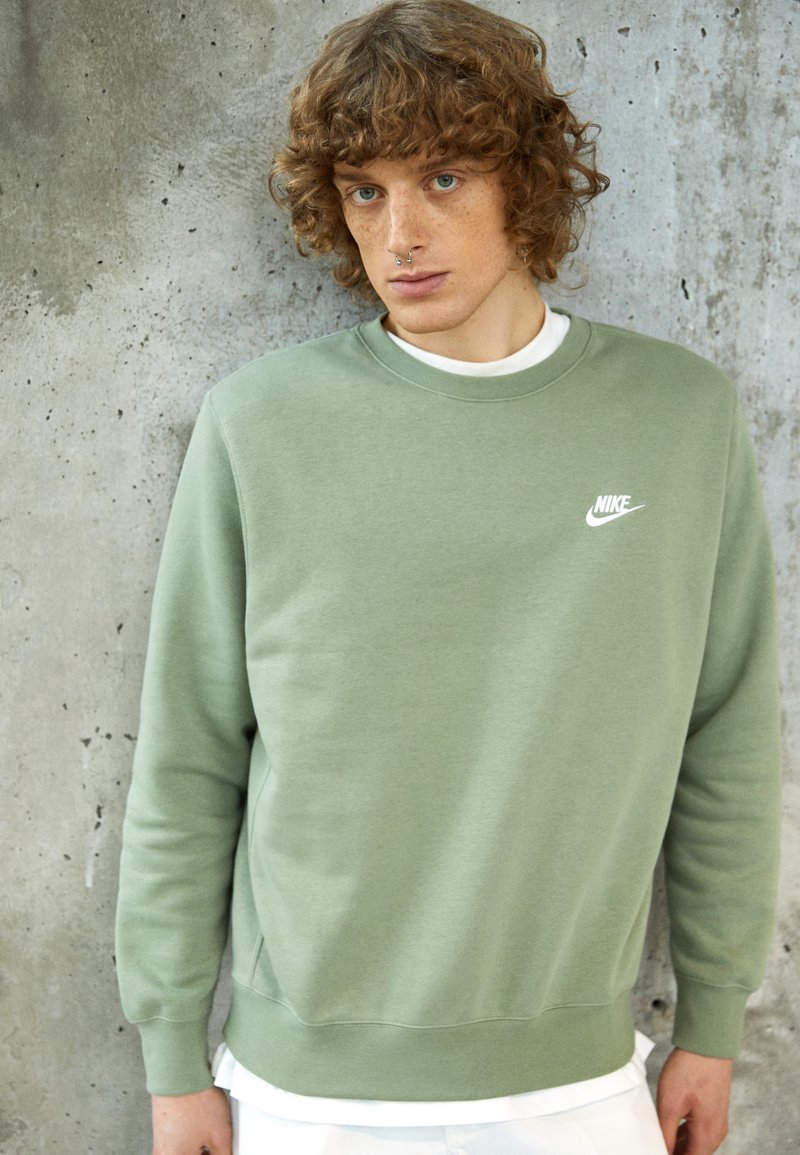 Nike Sportswear CLUB Sweater oil green/white/olijfgroen Zalando.nl