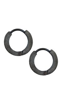 Două cercei rotunzi cu o finisare metalică texturată de culoare gri închis. Fiecare are un sistem de prindere neted, de culoare neagră, în partea de sus pentru închidere.