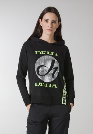 Schwarzer Kapuzenpullover mit einem großen silbernen kreisförmigen Grafik mit grünen Akzenten und dem Markennamen "DEHA" in fettem grünen Schriftzug.