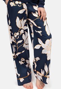 Marineblauwe wijde broek met een groot wit en oranje bloemenpatroon. Gemaakt van een soepele stof, met een comfortabele pasvorm en zijzakken.