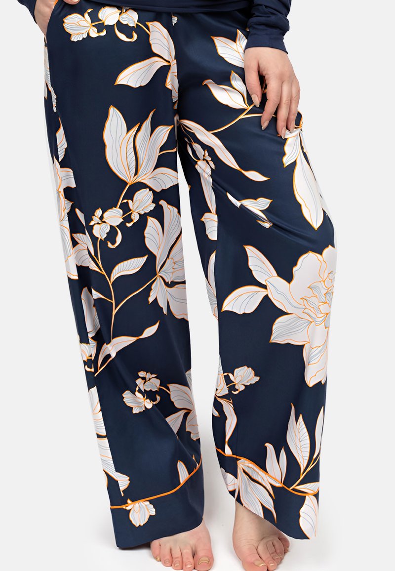 Marineblauwe wijde broek met een groot wit en oranje bloemenpatroon. Gemaakt van een soepele stof, met een comfortabele pasvorm en zijzakken.