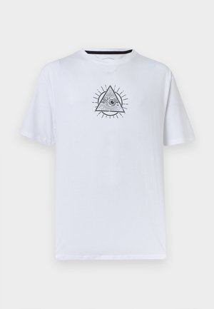 Valge lühikeste varrukatega T-särk, millel on must kolmnurkne disain, mille keskel on kõikvõttev silm ja rinnal kiirguvad jooned.