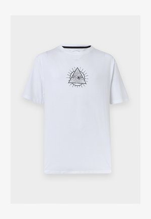 Valge lühikeste varrukatega T-särk, millel on must kolmnurkne disain, mille keskel on kõikvõttev silm ja rinnal kiirguvad jooned.