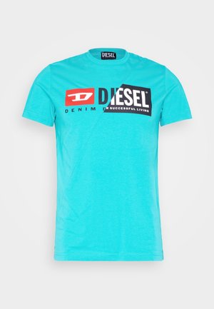 T-shirt turquoise vif à manches courtes avec logo Diesel et texte graphique rouge et noir au centre devant.