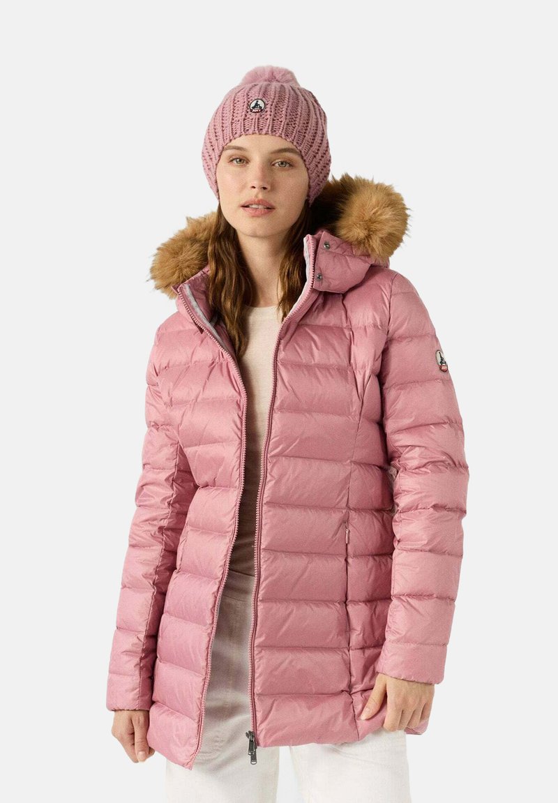 Roze pufferjack met een bontafwerking aan de capuchon, gewatteerde textuur, vooraan een rits en een zijlogo-patch. Gecombineerd met een bijpassende roze gebreide beanie.