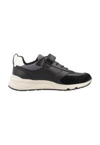 Scarpa sportiva nera e grigia realizzata in pelle e camoscio, dotata di una fascia con chiusura a strappo e una suola bianca con texture.