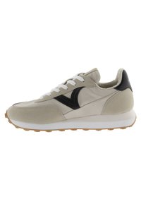 Scarpa atletica beige e nera con tomaia in pelle liscia e camoscio, lacci bianchi e suola in gomma testurizzata. Presenta un collarino imbottito.