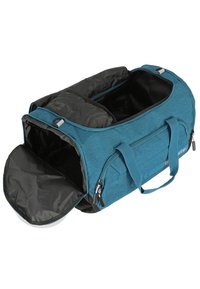 Borsa a tracolla in teal con un esterno texture, interno nero, doppia zip e manici intrecciati; presenta un ampio scomparto principale.