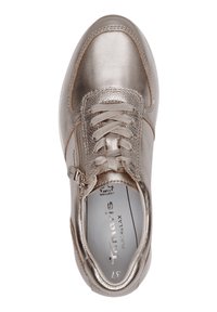 Sneaker dorato metallico con pelle texture, punta rotonda, chiusura con lacci e zip laterale. L'interno presenta una soletta imbottita per il comfort.