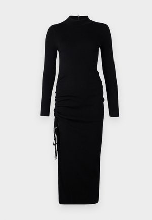 Abito midi nero a costine con maniche lunghe, collo alto e dettagli arricciati sui fianchi. Presenta coulisse all'orlo per una vestibilità regolabile.
