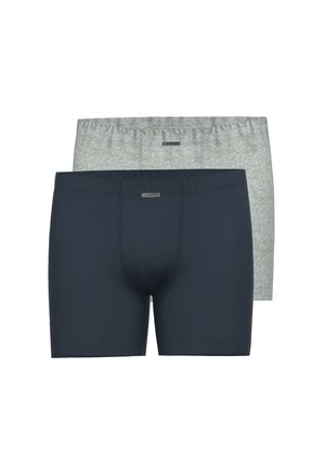 Zwei Paar Herren-Boxershorts, eines in Dunkelblau und eines in Hellgrau, vor weißem Hintergrund gezeigt.