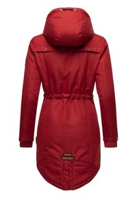 Veste rouge, de longueur intermédiaire, avec une capuche à cordon de serrage, une taille élastique et des poignets côtelés. Présente une texture lisse et deux étiquettes d'accent marron à l'arrière.