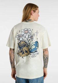 Vans WHATS INSIDE SS - Camiseta estampada - marshmallow