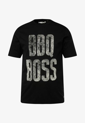 Zwarte katoenen T-shirt met vet, gestructureerde witte "BBQ BOSS" letters aan de voorkant. Ronde halslijn en korte mouwen.