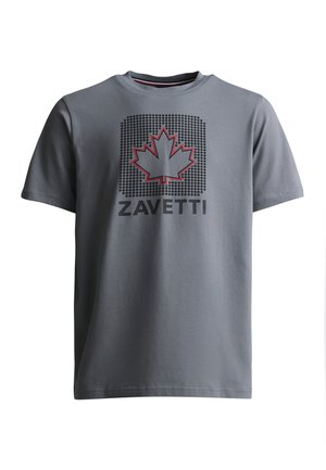 Grijs T-shirt met korte mouwen met een gepixelde vierkante afbeelding van een esdoornblad met rode omlijning en het woord "ZAVETTI" eronder.