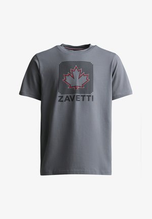 Sivé tričko s krátkym rukávom s pixelovým štvorcovým dizajnom, na ktorom je červený obrys javorového listu a pod ním slovo "ZAVETTI".