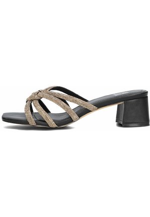 Zwarte hakken met een brede teenband versierd met gouden metallic details, met een blokhak en een gladde zool.
