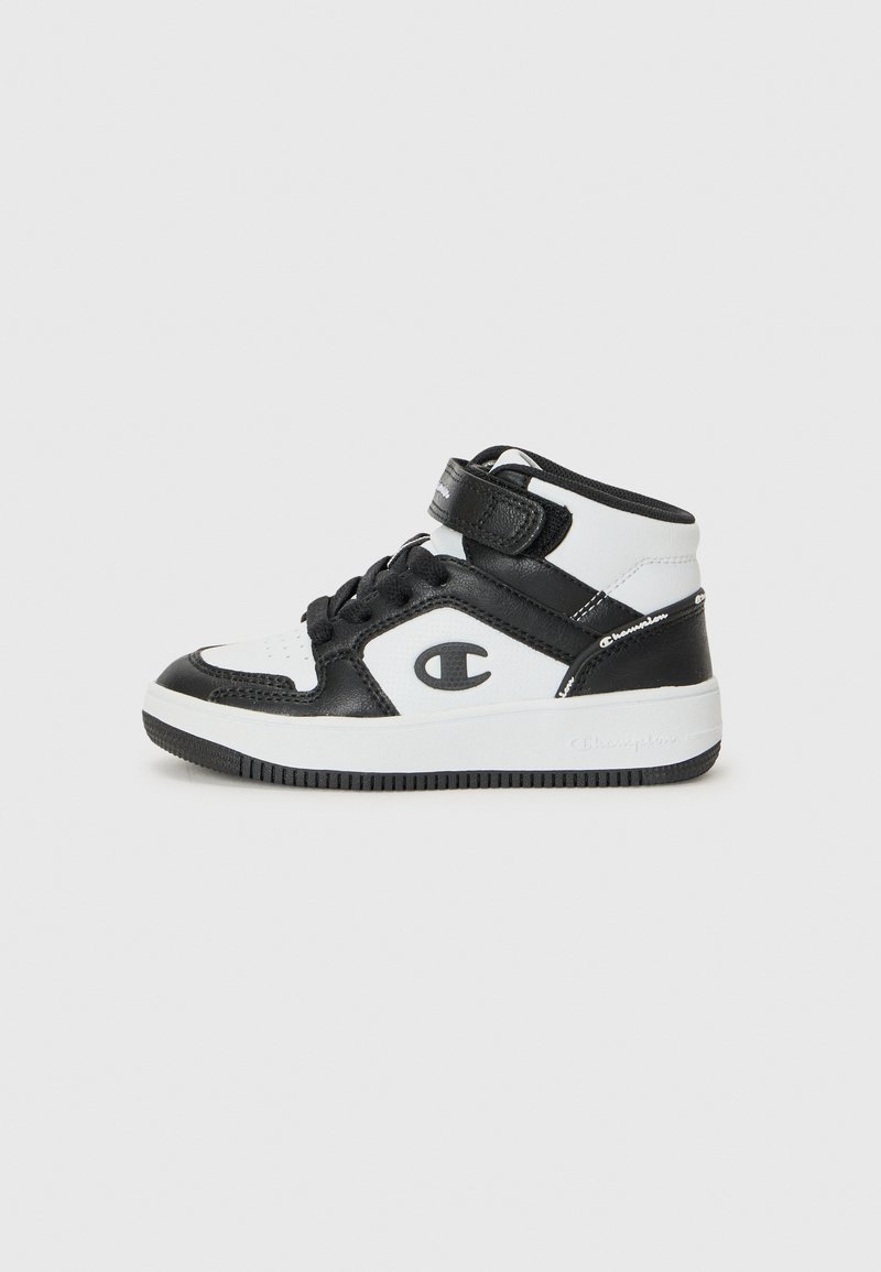 Des baskets montantes noir et blanc présentent une conception à lanière et à lacets, avec le logo Champion visible sur le côté.