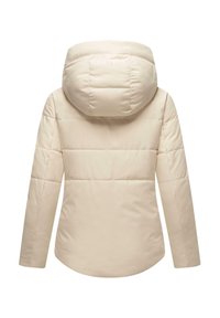 Doudoune beige avec capuche, présentant un design matelassé et un ourlet circulaire. Le nom de la marque "MARIKOO" est imprimé à l'arrière de la capuche.
