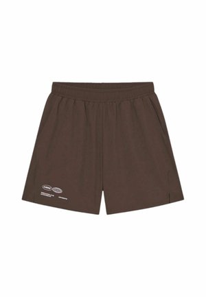 Pantalones cortos de cintura elástica de color marrón oscuro con bolsillos laterales y pequeño logo blanco estampado cerca del dobladillo izquierdo.