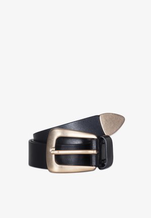 Zwarte leren riem met een gepolijste gouden rechthoekige gesp en een metalen punt. Zachte textuur met minimale details. Standaard breedte.