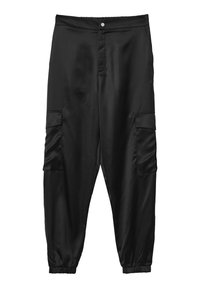 Schwarze Satin-Cargo-Hosen mit elastischem Bund, Seitentaschen und elastischen Bündchen für eine taillierte Passform. Glatte Textur mit zwei Cargo-Taschen.