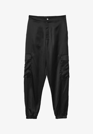 Pantaloni cargo in satin nero con vita elastica, tasche laterali e polsini elasticizzati per una vestibilità affusolata. Tessuto liscio con due tasche cargo.