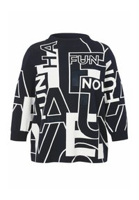 Pullover-Sweater in Marineblau und Weiß mit auffälligen, gemischten Typografie-Mustern. Runder Halsausschnitt und 3/4-Ärmel. Weiches Strickmaterial.