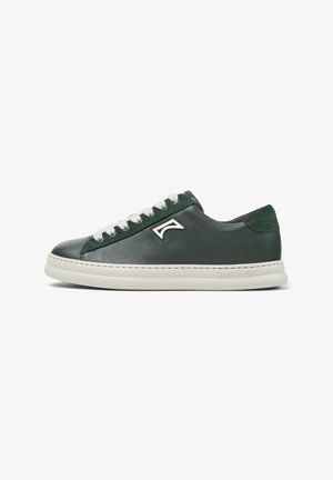 Zapatillas verdes de cuero con cordones blancos, acentos de gamuza contrastantes, punta redonda y suela de goma texturizada. Detalle del logo en el lateral.