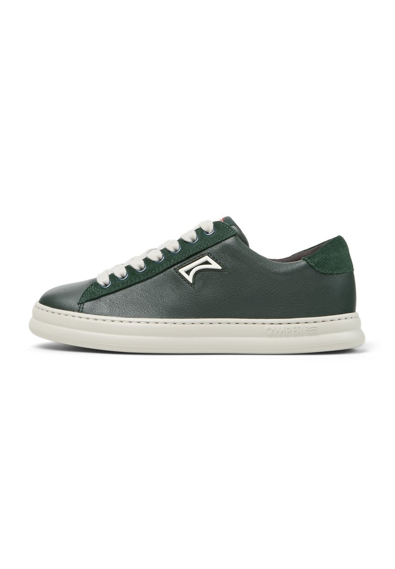 Sneaker verde in pelle con lacci bianchi, accenti in suede a contrasto, punta rotonda e suola in gomma testurizzata. Dettaglio del logo sul lato.