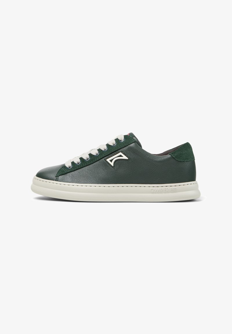 Grüne Leder-Sneaker mit weißen Schnürsenkeln, kontrastierenden Wildlederakzenten, runder Zehenpartie und einer strukturierten Gummisohle. Logodetail an der Seite.