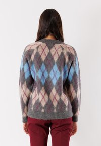 Maglione con motivo argyle colorato in grigio, beige, blu e bordeaux, con scollatura rotonda e una texture leggermente pelosa.