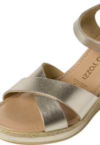 Sandal in oro metallico con fasce incrociate, tomaia in pelle liscia, soletta morbida color sabbia e zeppa in juta intrecciata.
