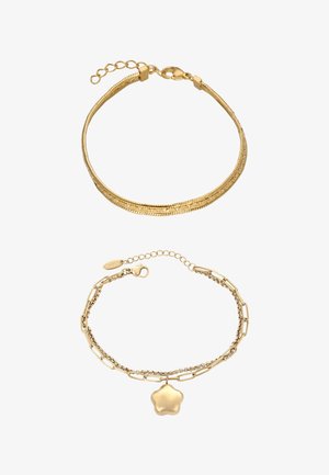 Due braccialetti d'oro: uno con una catena intrecciata, l'altro con una catena a maglie e un ciondolo a forma di stella. Entrambi hanno chiusure regolabili.