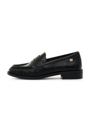 Schwarzer Lederloafer mit Penny-Riemen, erhöhter Naht an der Spitze, niedrigem Absatz und kleinem goldenen Logo an der Seite nahe der Ferse.
