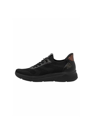 Scarpe sportive nere in materiale mesh, con superficie testurizzata, punta arrotondata, chiusura con lacci e accenti marroni a contrasto sul tallone.