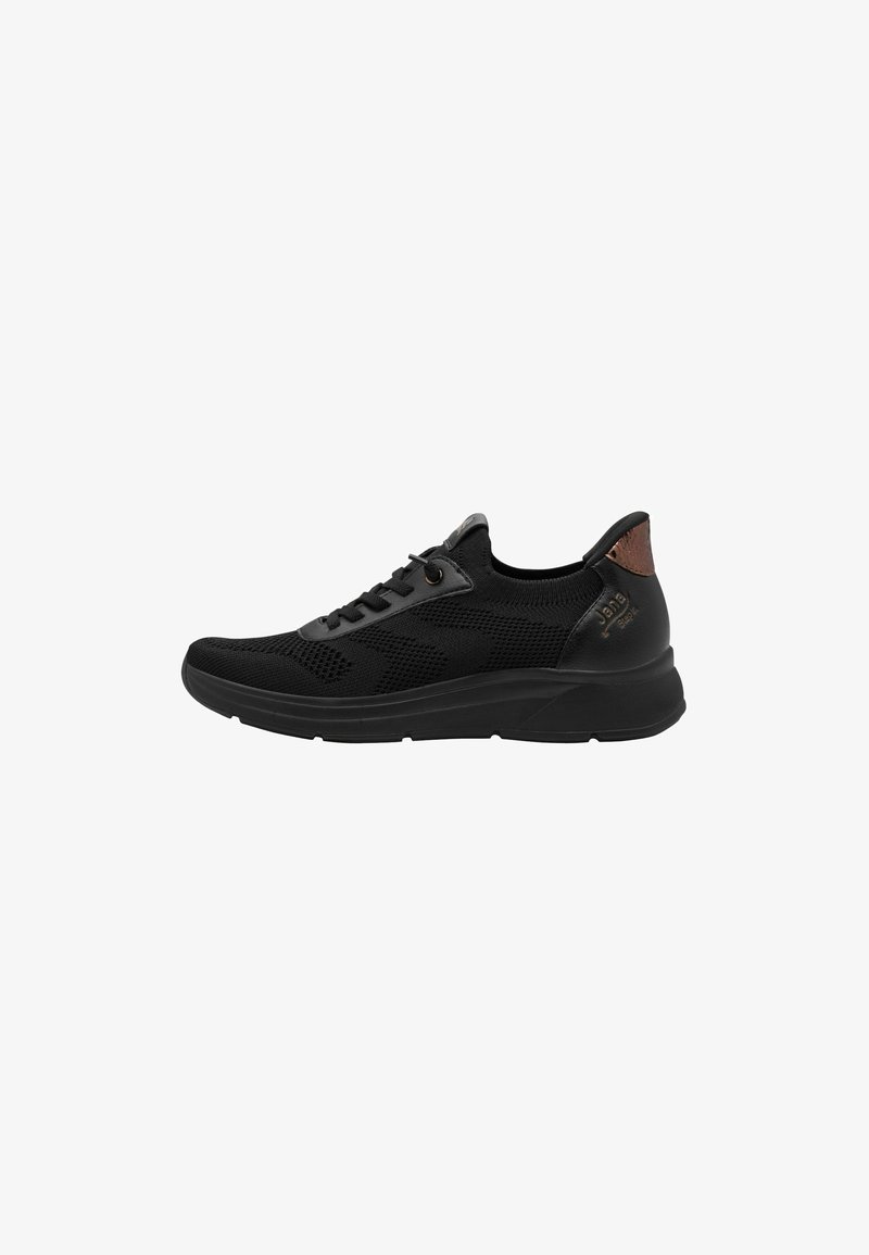 Chaussures de sport noires en matériau mesh, avec une surface texturée, un bout arrondi, un design à lacets et des accents marron contrastants sur le talon.