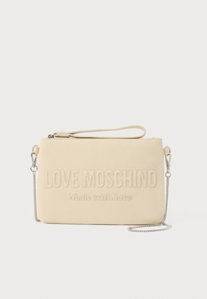 Geantă crossbody din piele ecologică bej, cu texturi în relief "LOVE MOSCHINO" și "Made with love", prevăzută cu o curea detașabilă din lanț argintiu.