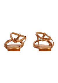Gouden metallic sandalen met dunne bandjes, platte zool en een gesp voor de enkel. Voorzien van een gestructureerd bandontwerp en een minimalistische silhouet.