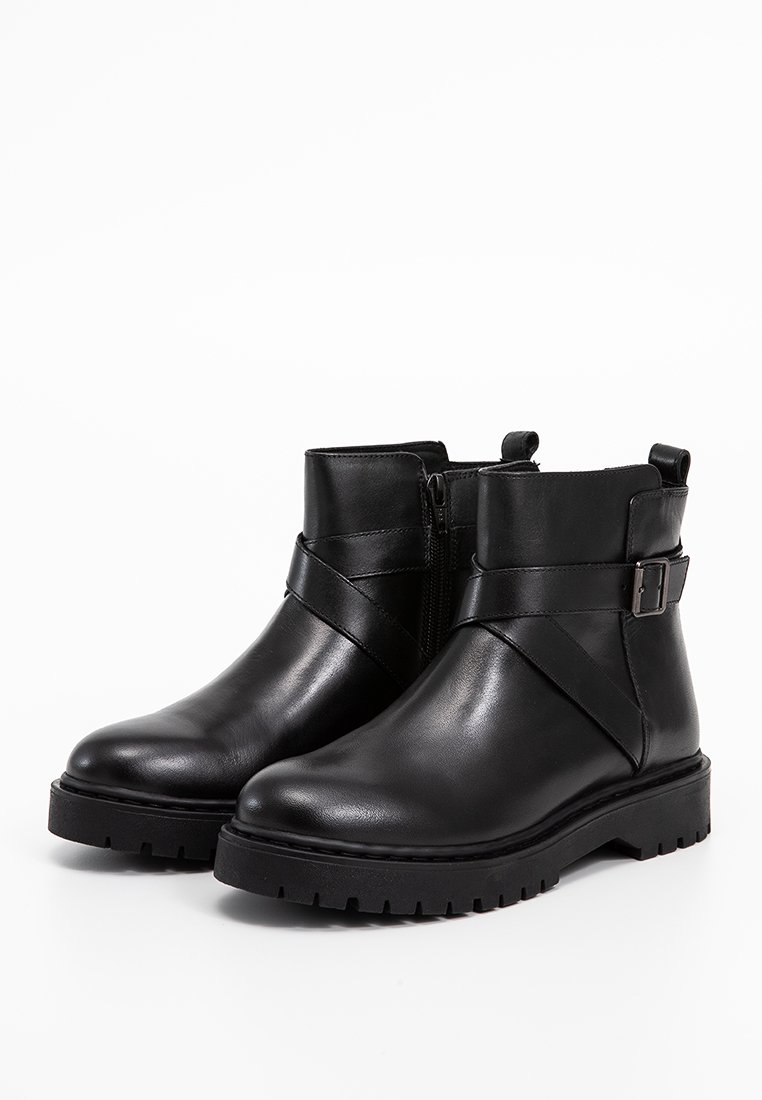 Zwarte leren enkelboots met een zijrits en een verstelbare band met een metalen gesp. Gestructureerde zool met een profielpatroon.